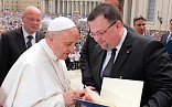 Prezident zaslal zvací dopis Jeho Svatosti papeži Františkovi